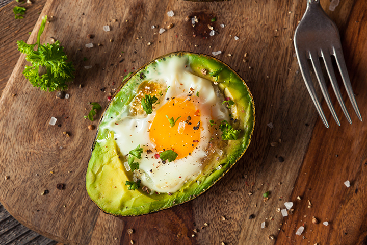 baked-egg-in-avocado-720